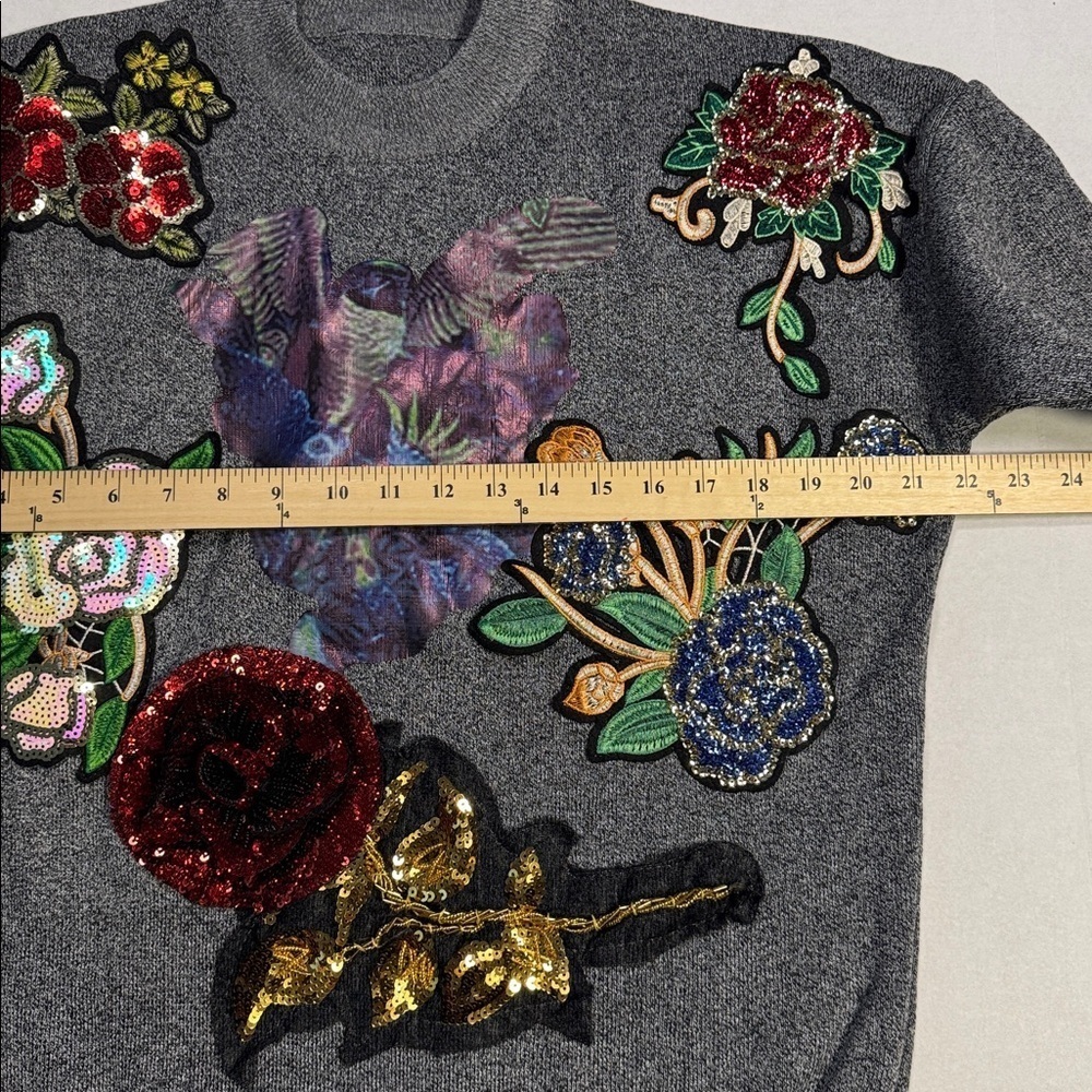 Kelly Obi New York Medium NWT Embroidered Gray Sweater with Artsy Floral Design - Picture 5 of 8